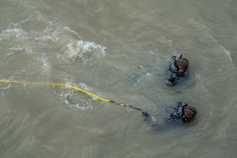 Mobile diving salvage unit diving exercise