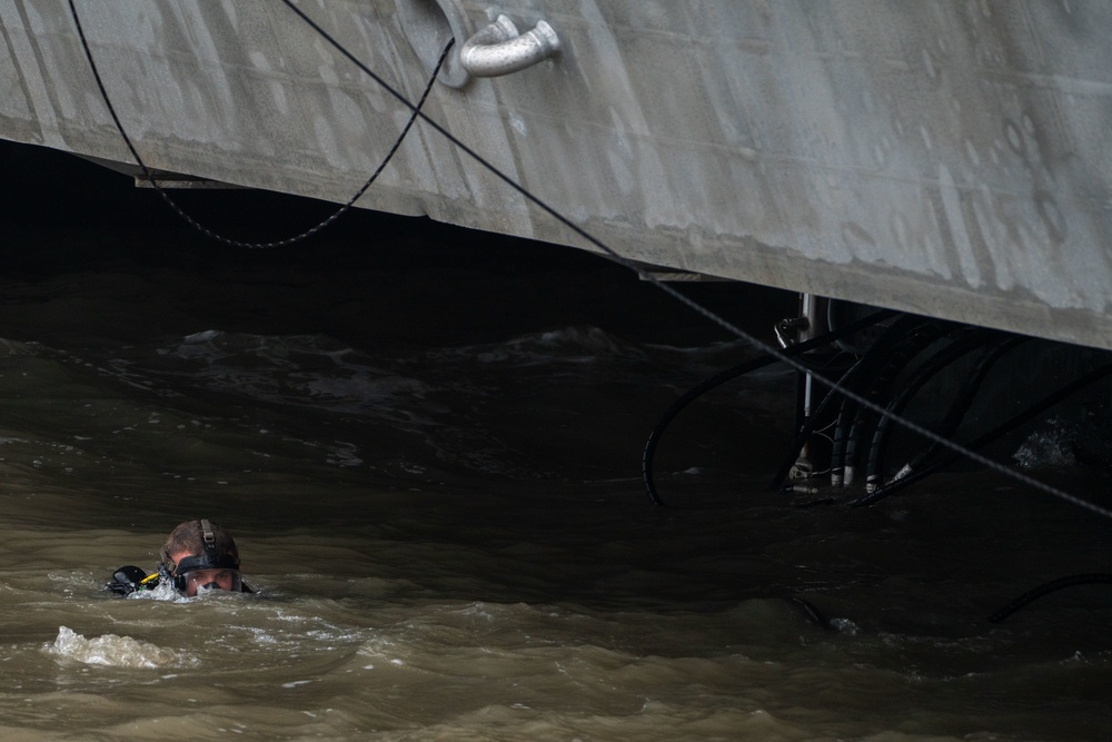 Mobile diving salvage unit diving exercise