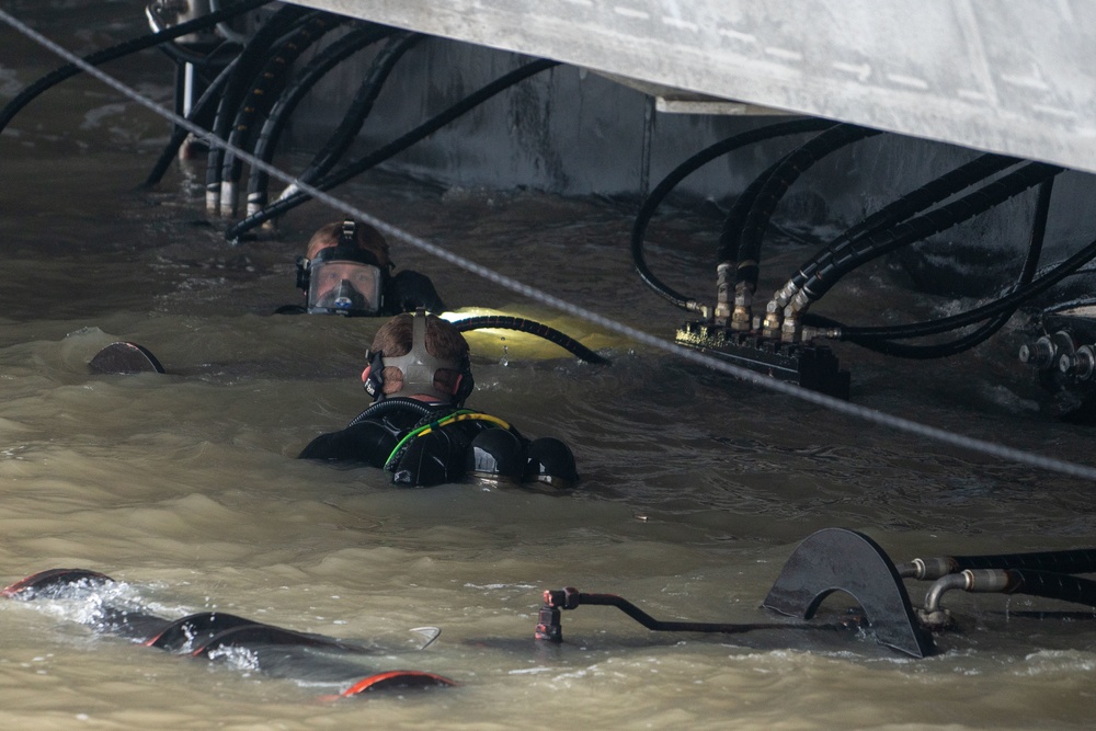 Mobile diving salvage unit diving exercise