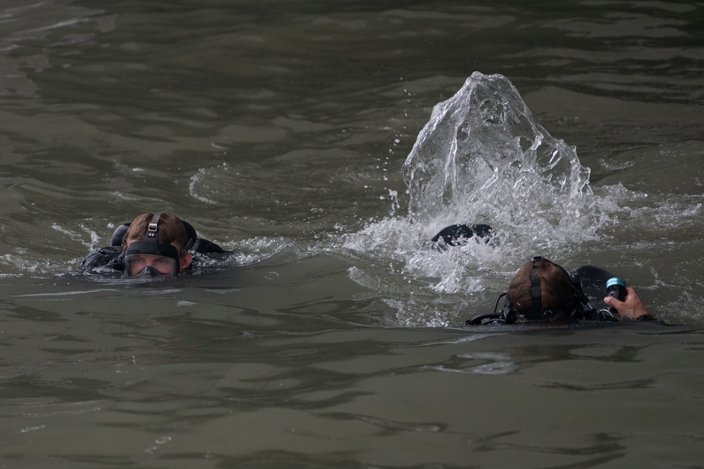 Mobile diving salvage unit diving exercise