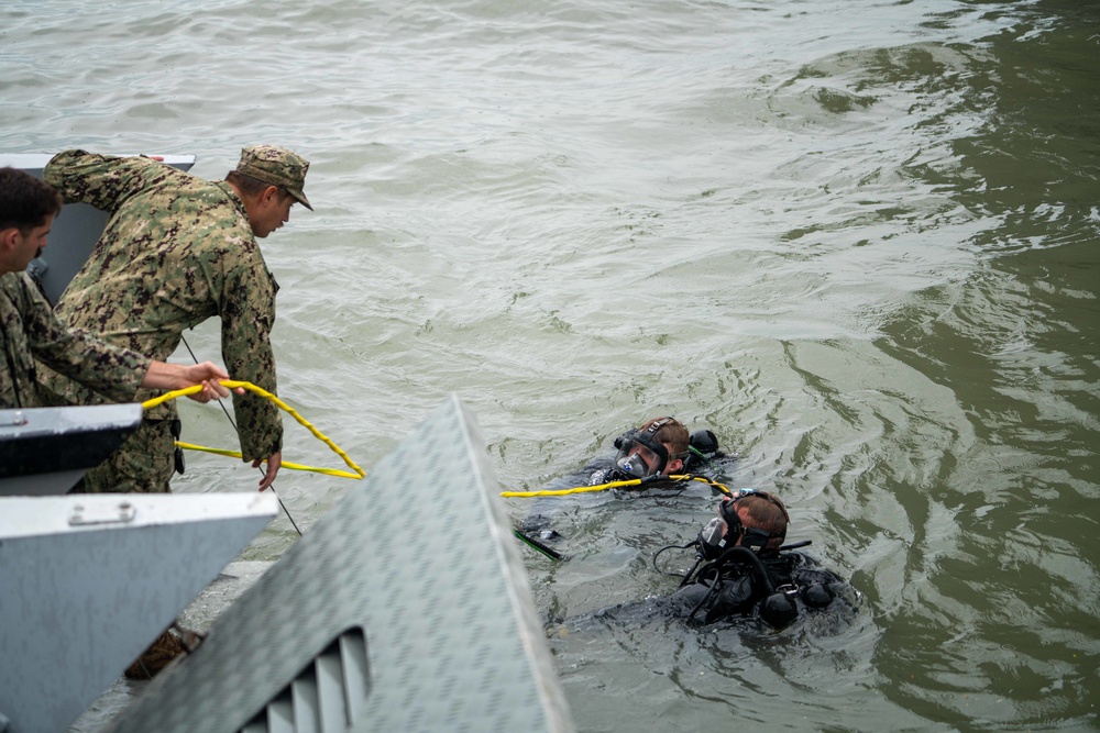 Mobile diving salvage unit diving exercise