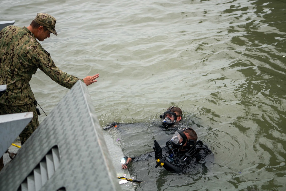 Mobile diving salvage unit diving exercise