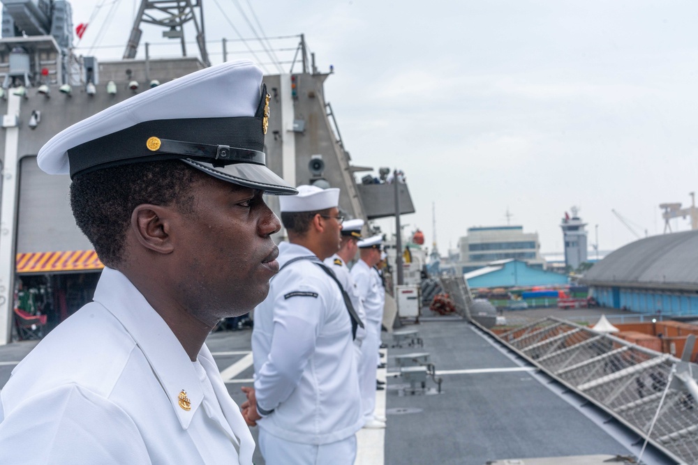 USS Jackson (LCS 6) Sailor Mans The Rails