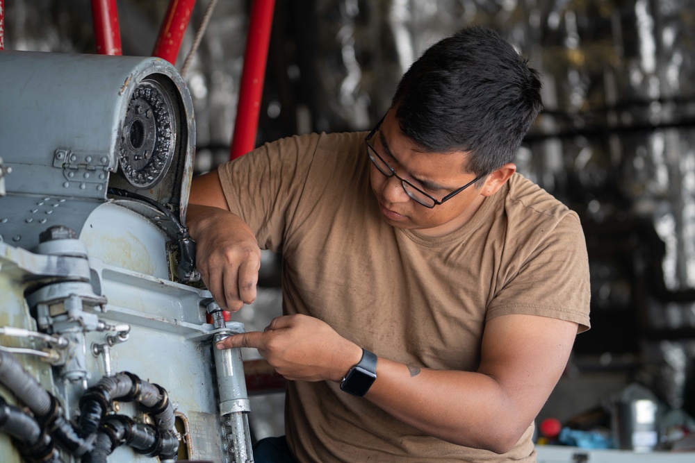 HSC 23 Sailor Performs Maintenance
