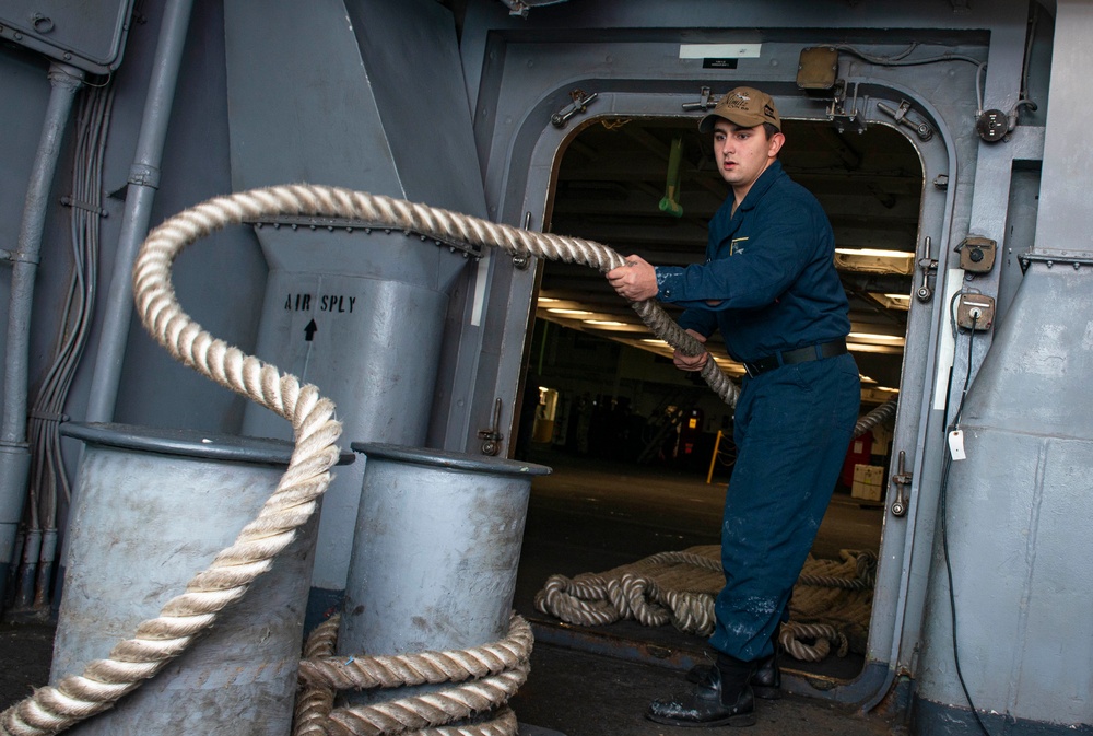 Nimitz Sailor Whips Line Off Bitts