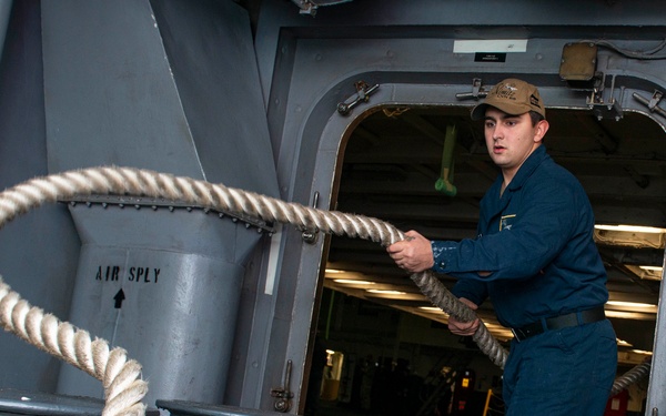 Nimitz Sailor Whips Line Off Bitts