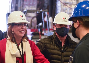 USS Gabrielle Giffords (LCS 10) Hosts Distinguished Visitors Including Ship's Namesake