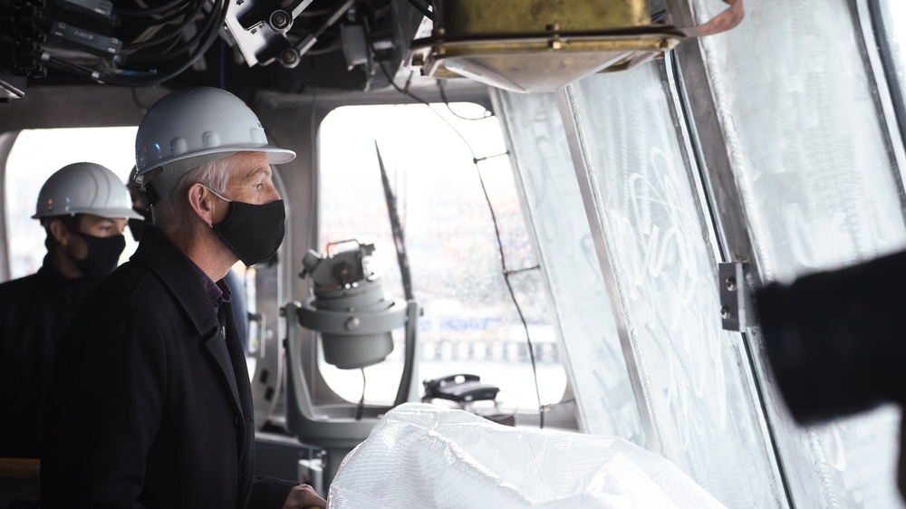 USS Gabrielle Giffords (LCS 10) Hosts Distinguished Visitors Including Ship's Namesake