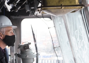 USS Gabrielle Giffords (LCS 10) Hosts Distinguished Visitors Including Ship's Namesake