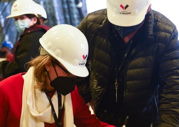 USS Gabrielle Giffords (LCS 10) Hosts Distinguished Visitors Including Ship's Namesake