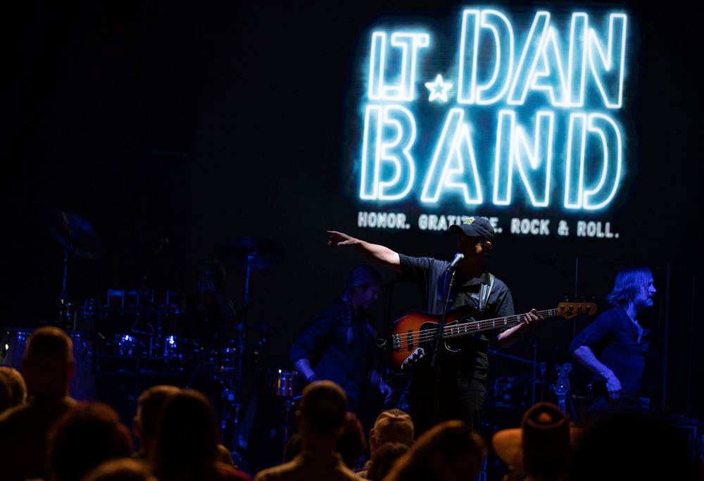 Lt Dan Band performs for first time since COVID