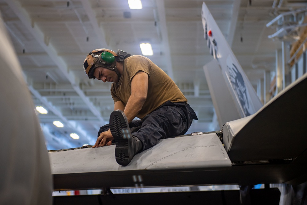 USS Carl Vinson (CVN 70) Sailors Conduct Maintenance in the Philippine Sea