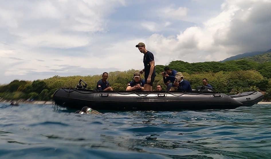 Mobile diving salvage unit diving exercise