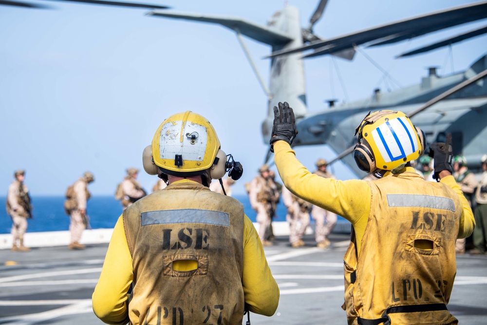 11th MEU Marines Disembark from USS Portland (LPD 27)