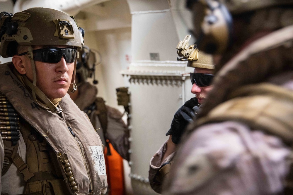 11th MEU Marines Disembark from USS Portland (LPD 27)