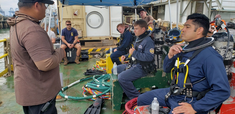 MDSU-2 Chief Navy Diver Briefs Divers on Mission Objectives