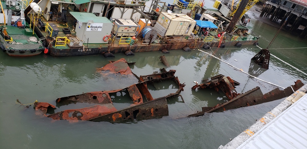 MDSU-2 and SUPSALV Personnel Conduct a Salvage Operation to Remove a Sunken Vessel