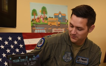 Iowa KC-135 pilot reads for Veterans Day Story time