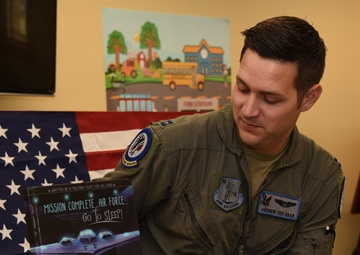 Ter Haar reads for Veterans Day story time