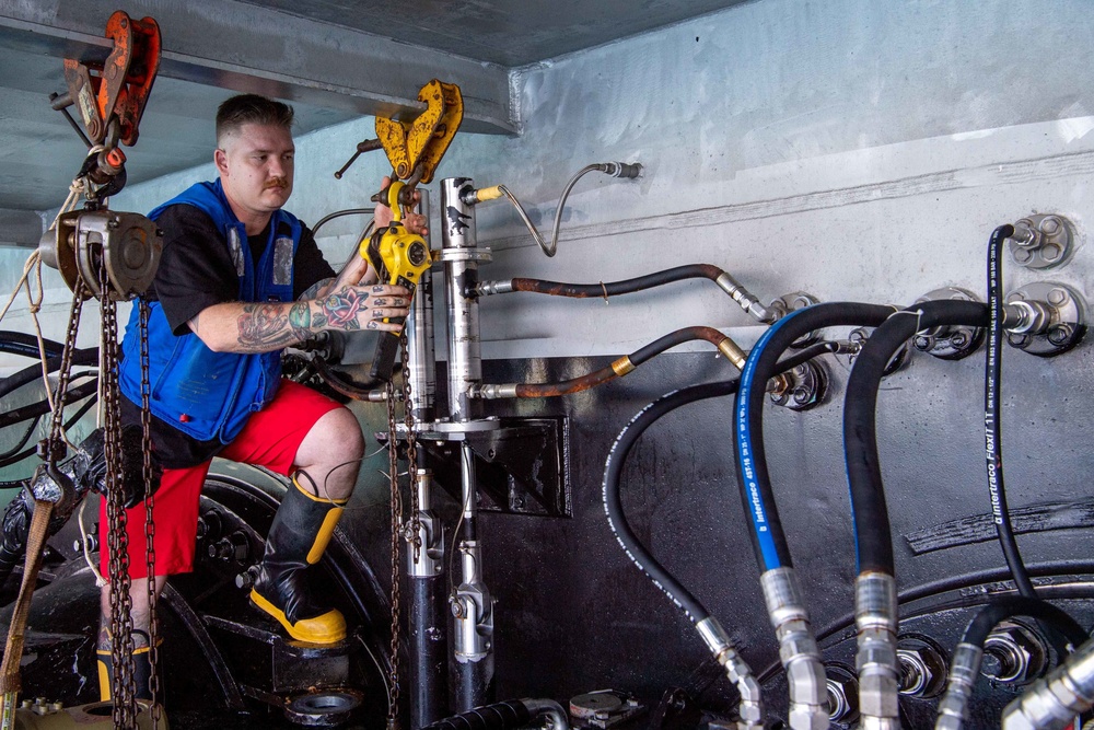 USS Charleston Sailors Conduct Maintenance on Water Jet