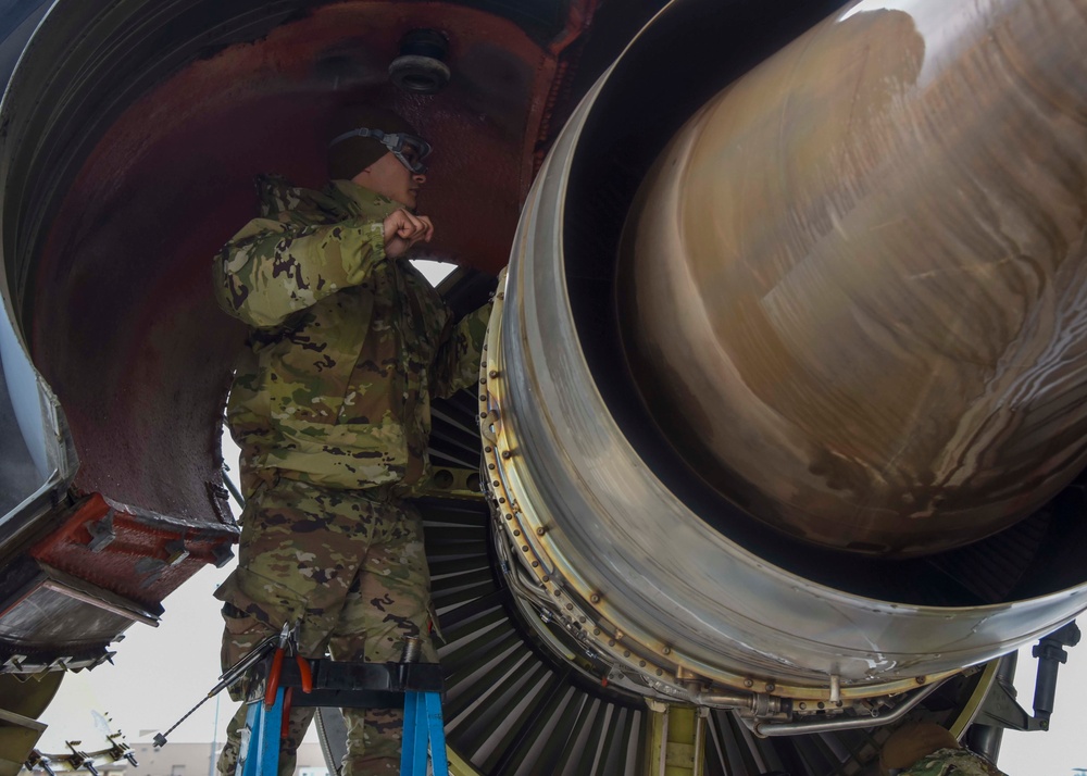 92nd AMXS prepares KC-135 Stratotankers for Global Thunder