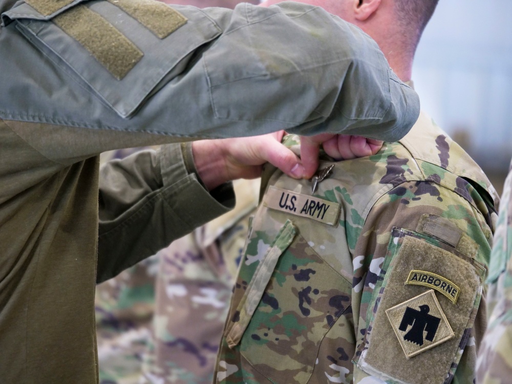 Paratroopers exchange forgien jump wings