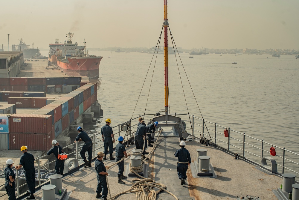 11th MEU, USS Pearl Harbor welcomed to Karachi by Pakistan Navy