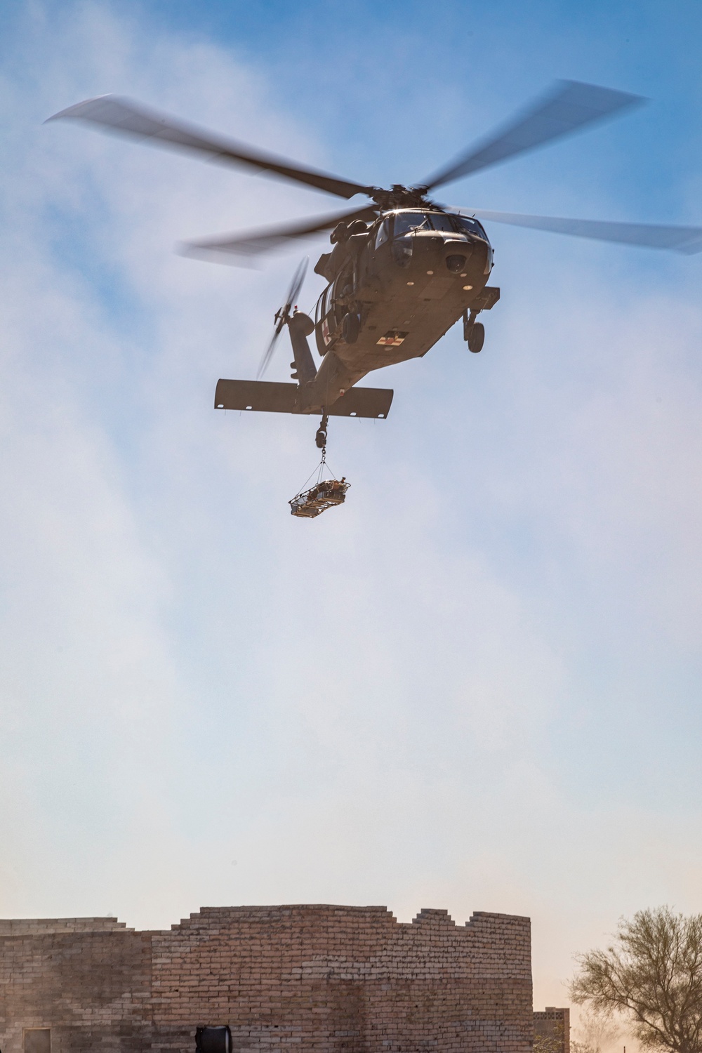 USAARL's UH-60M &quot;FORGE-612&quot; conducts dynamic hoist operations at Project Convergence 21