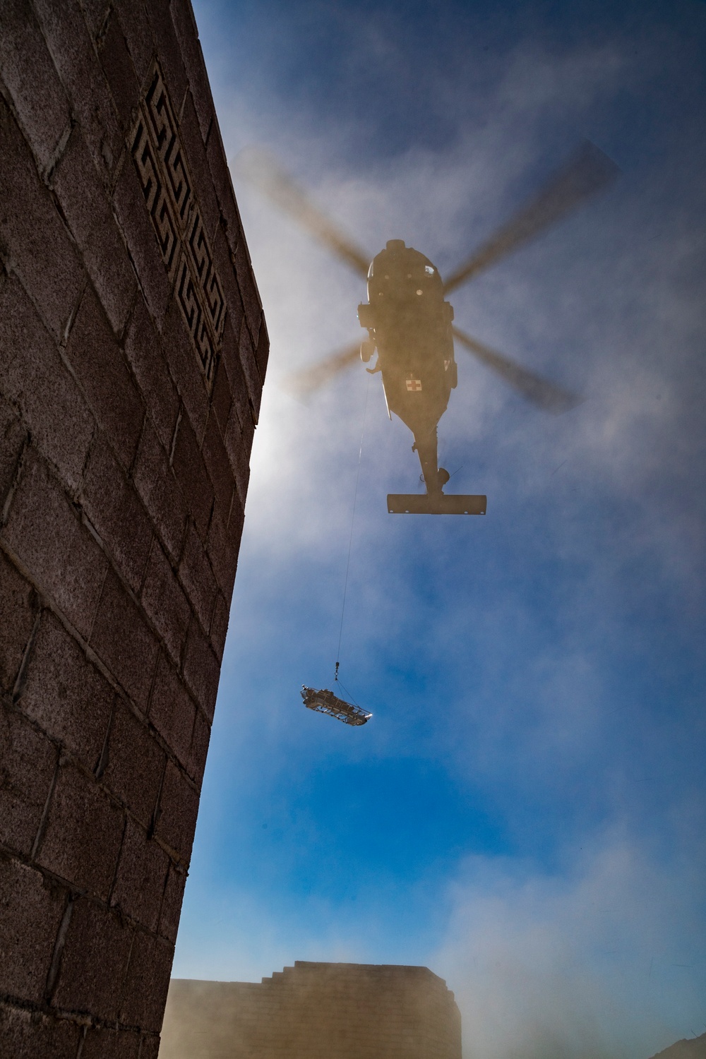 USAARL's UH-60M &quot;FORGE-612&quot; conducts dynamic hoist operations at Project Convergence 21