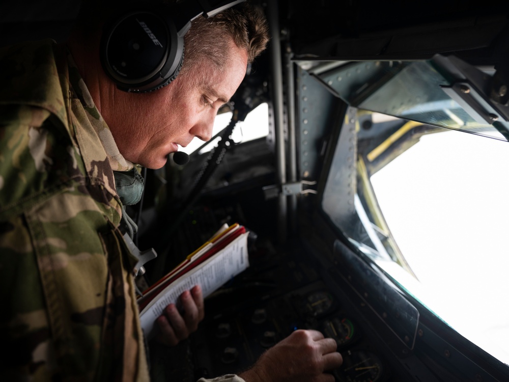 340th EARS refuels B-1 bombers