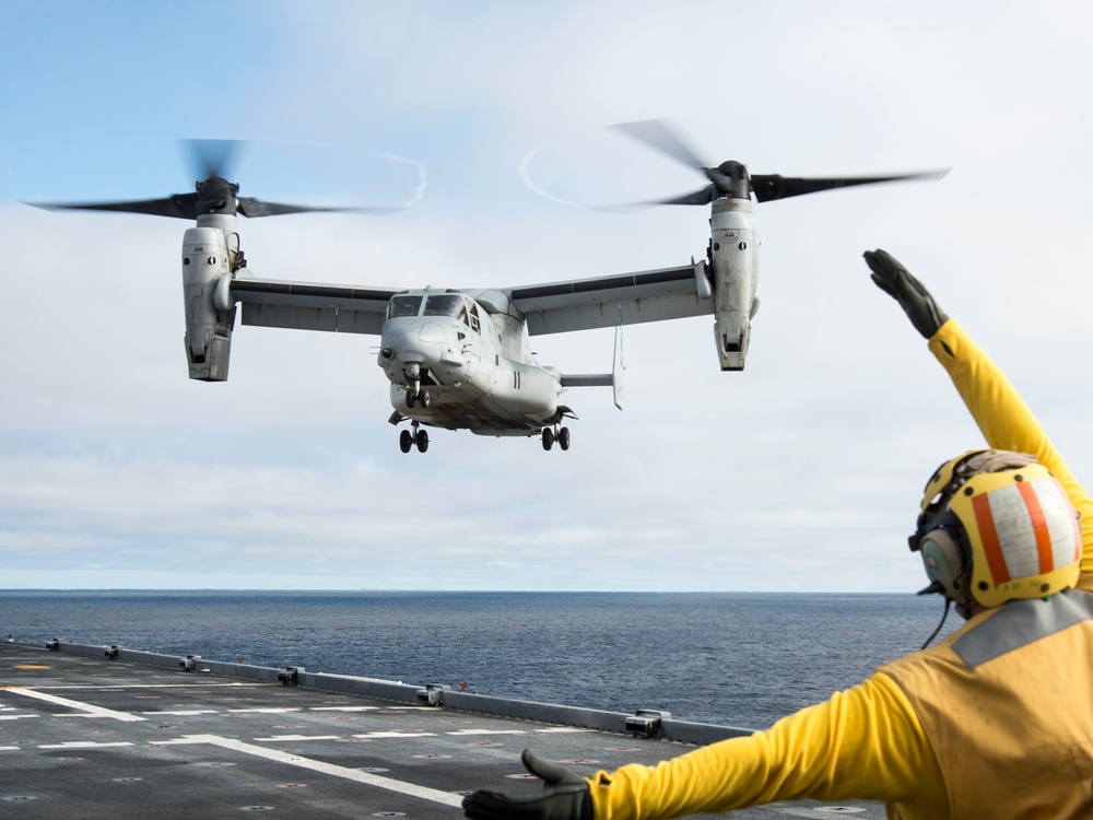 USNS Mercy Conducts Flight Operations During MERCEX 22-1