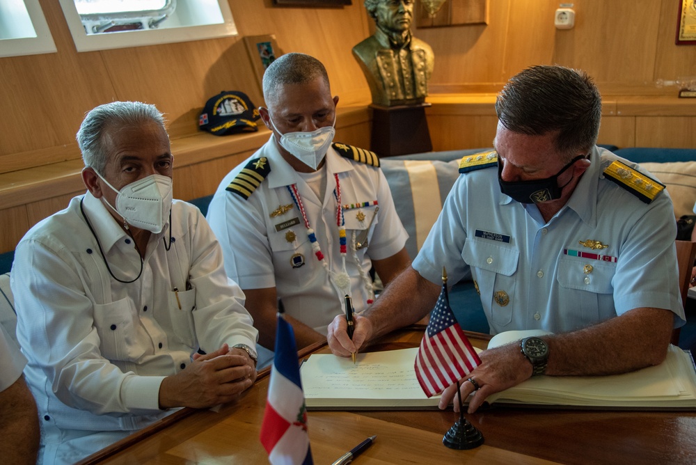 Coast Guard welcomes Dominican Republic navy in Miami