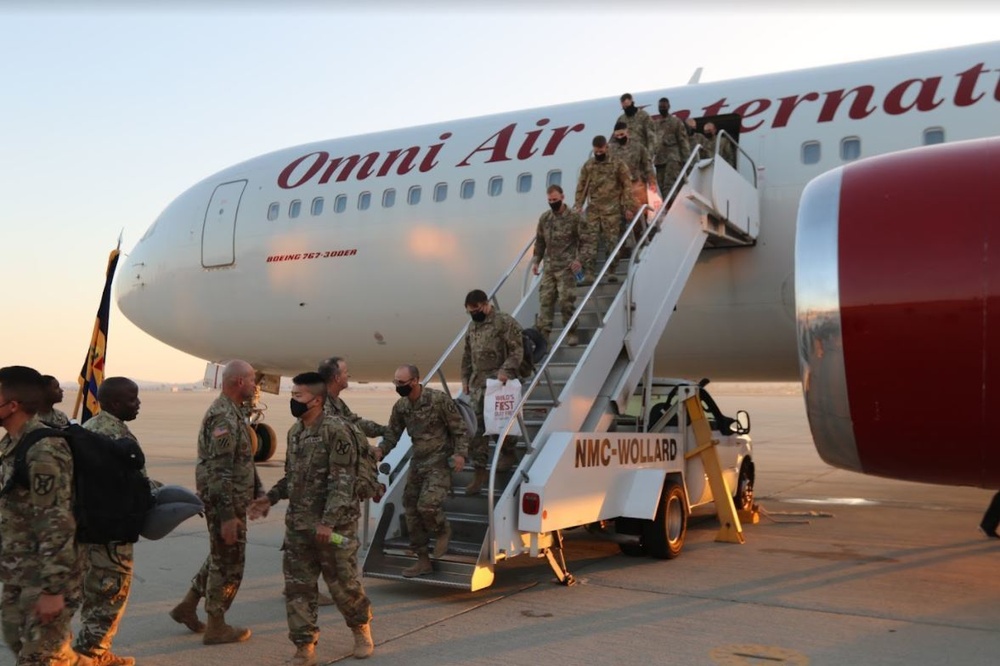 Flying Tigers Greeted by the NTC &amp; 916th Support BDE Command Teams