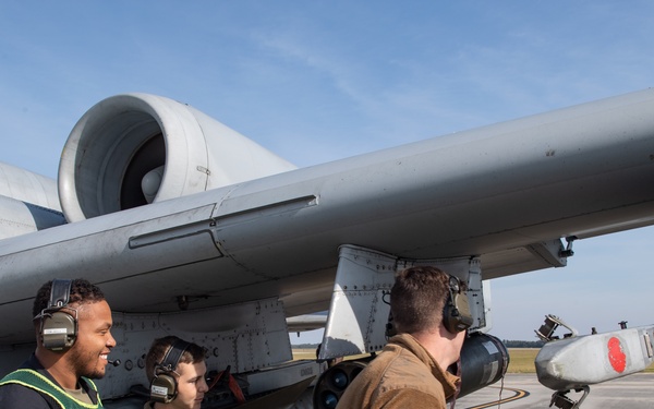 A-10 Thunderbolt II hot pit refuel and rearm