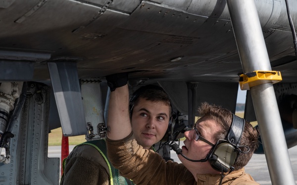 A-10 Thunderbolt II hot pit refuel and rearm