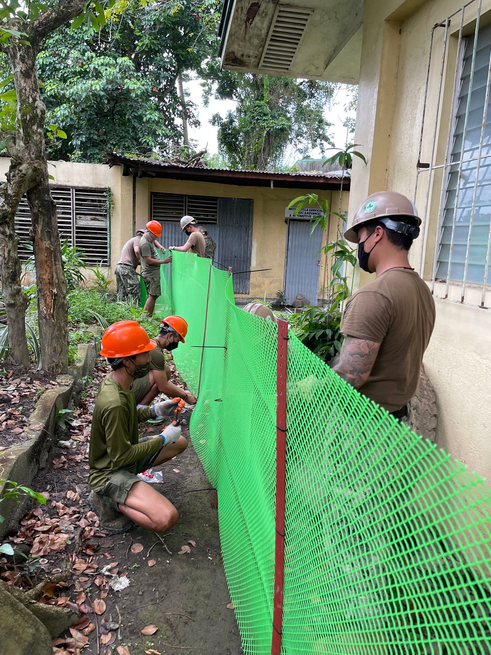 US Navy Seabees with NMCB-5 work with the Armed Forces of the Philippines during Pacific Partnership 21