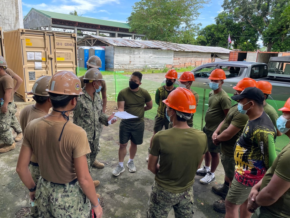 US Navy Seabees with NMCB-5 work with the Armed Forces of the Philippines during Pacific Partnership 21