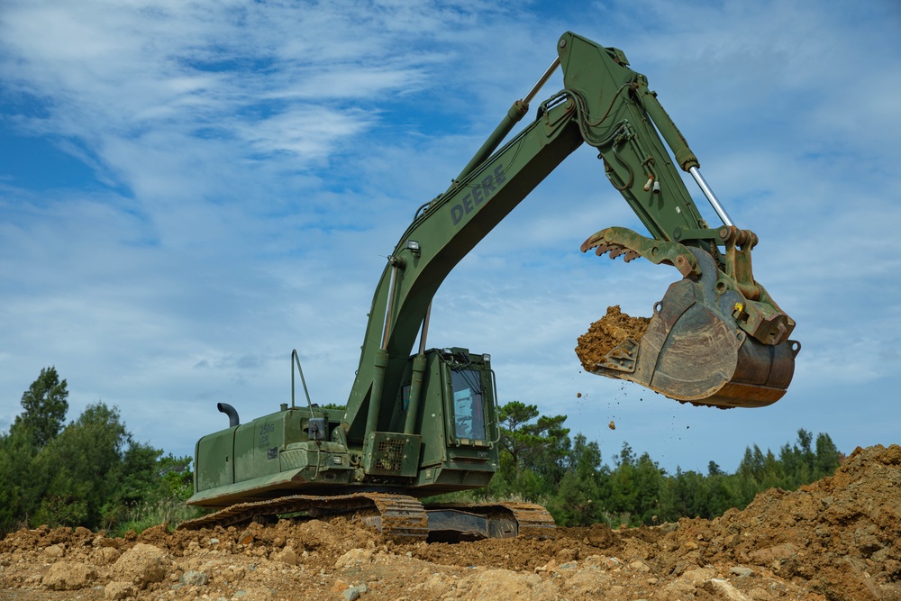 Marines with 9th ESB conduct entrenching exercise