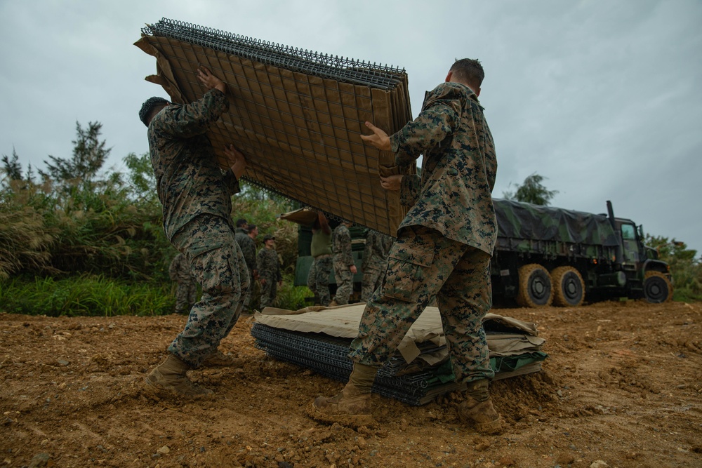 Marines with 9th ESB conduct entrenching exercise