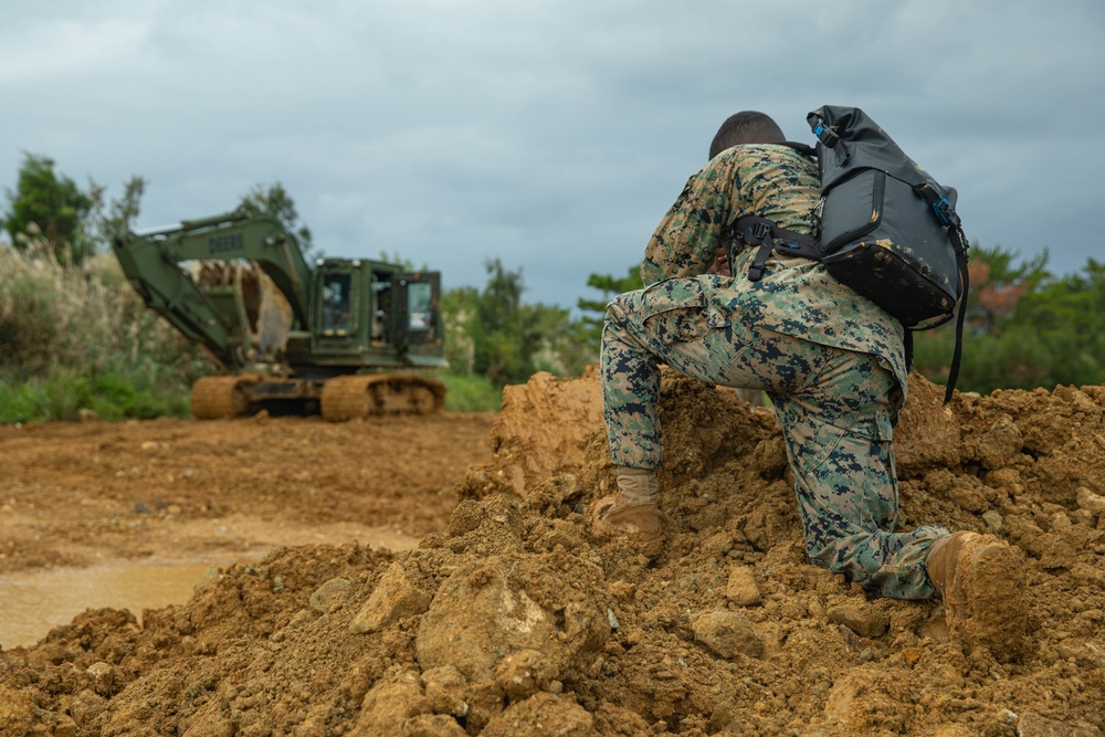 Marines with 9th ESB conduct entrenching exercise