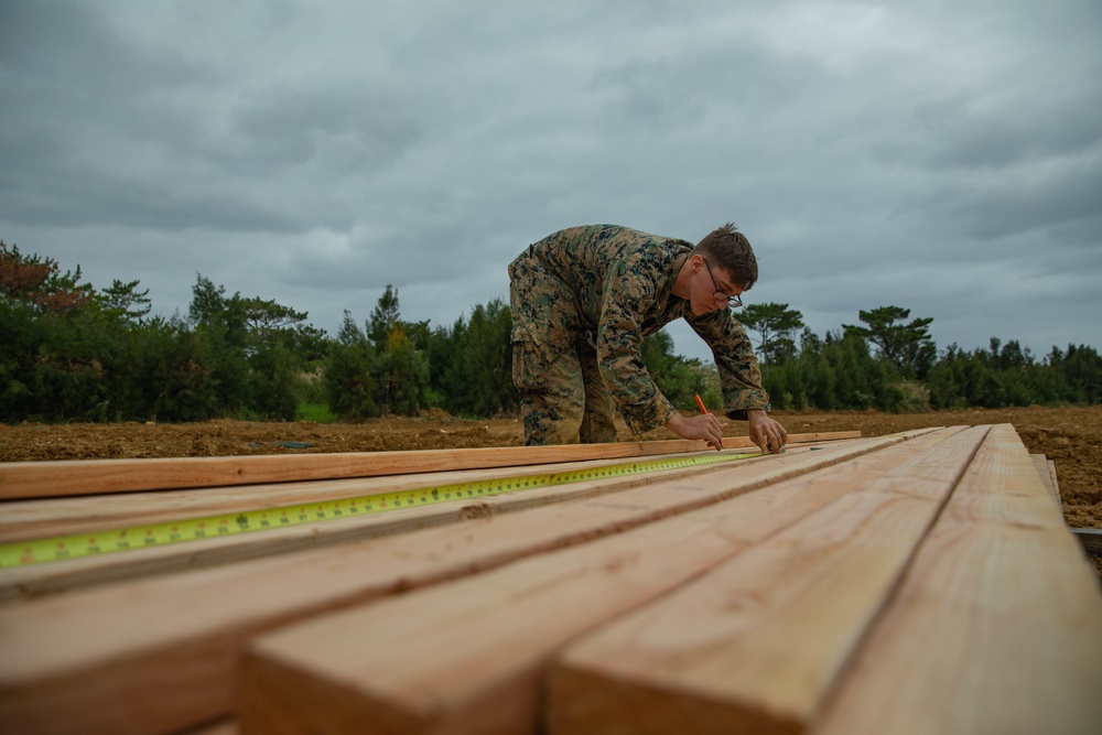 Marines with 9th ESB conduct entrenching exercise