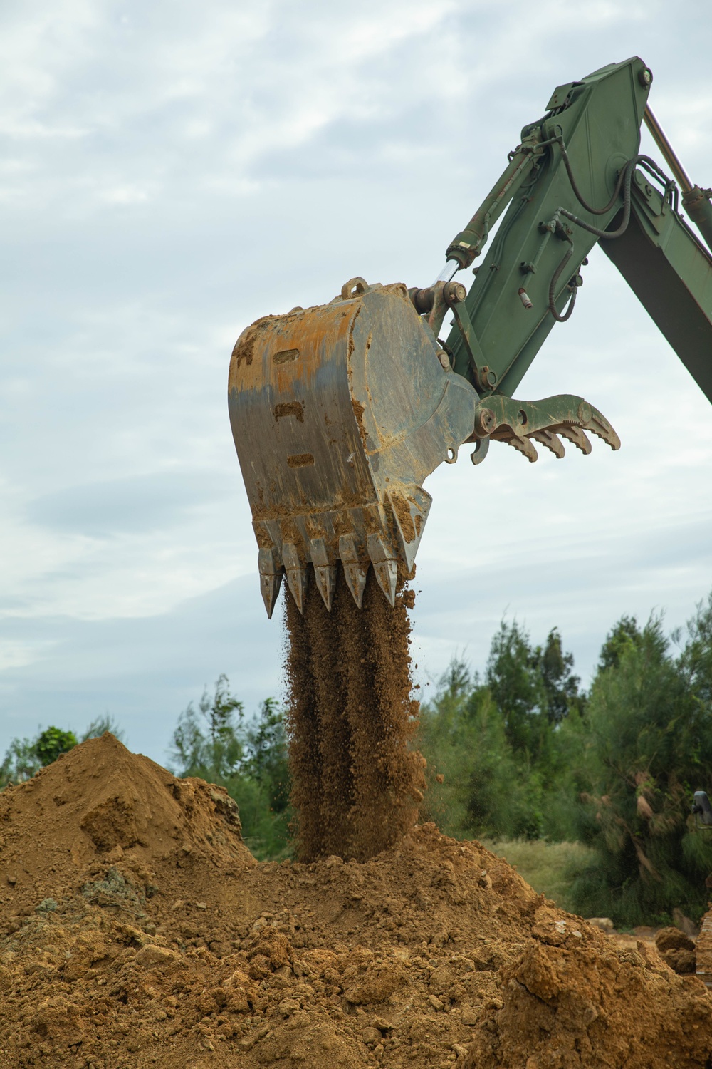 Marines with 9th ESB conduct entrenching exercise