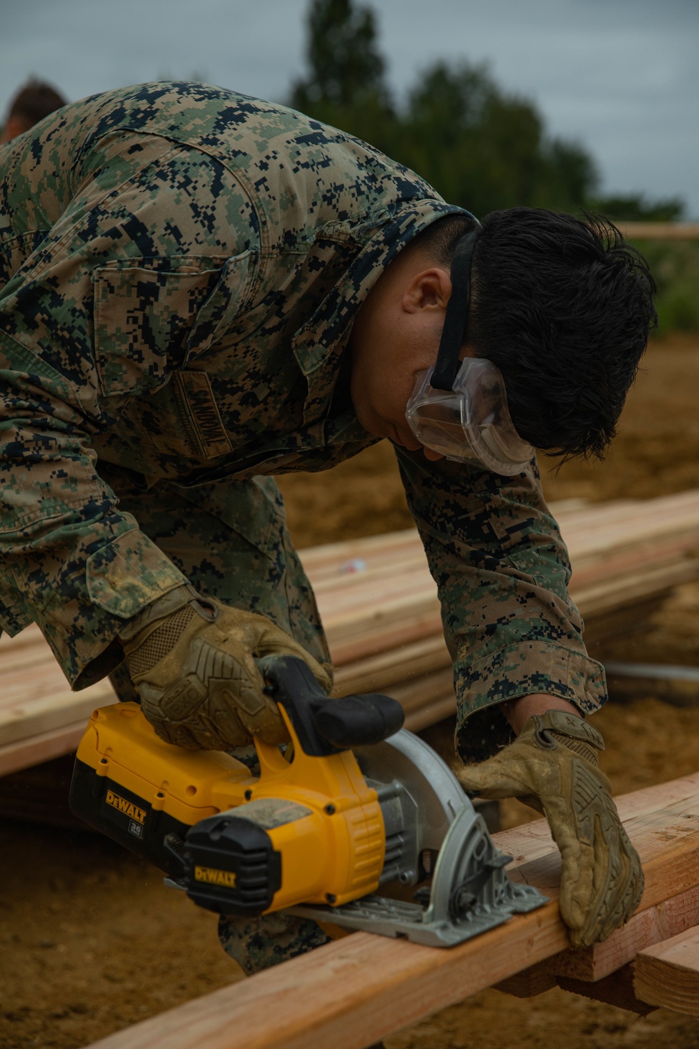 Marines with 9th ESB conduct entrenching exercise