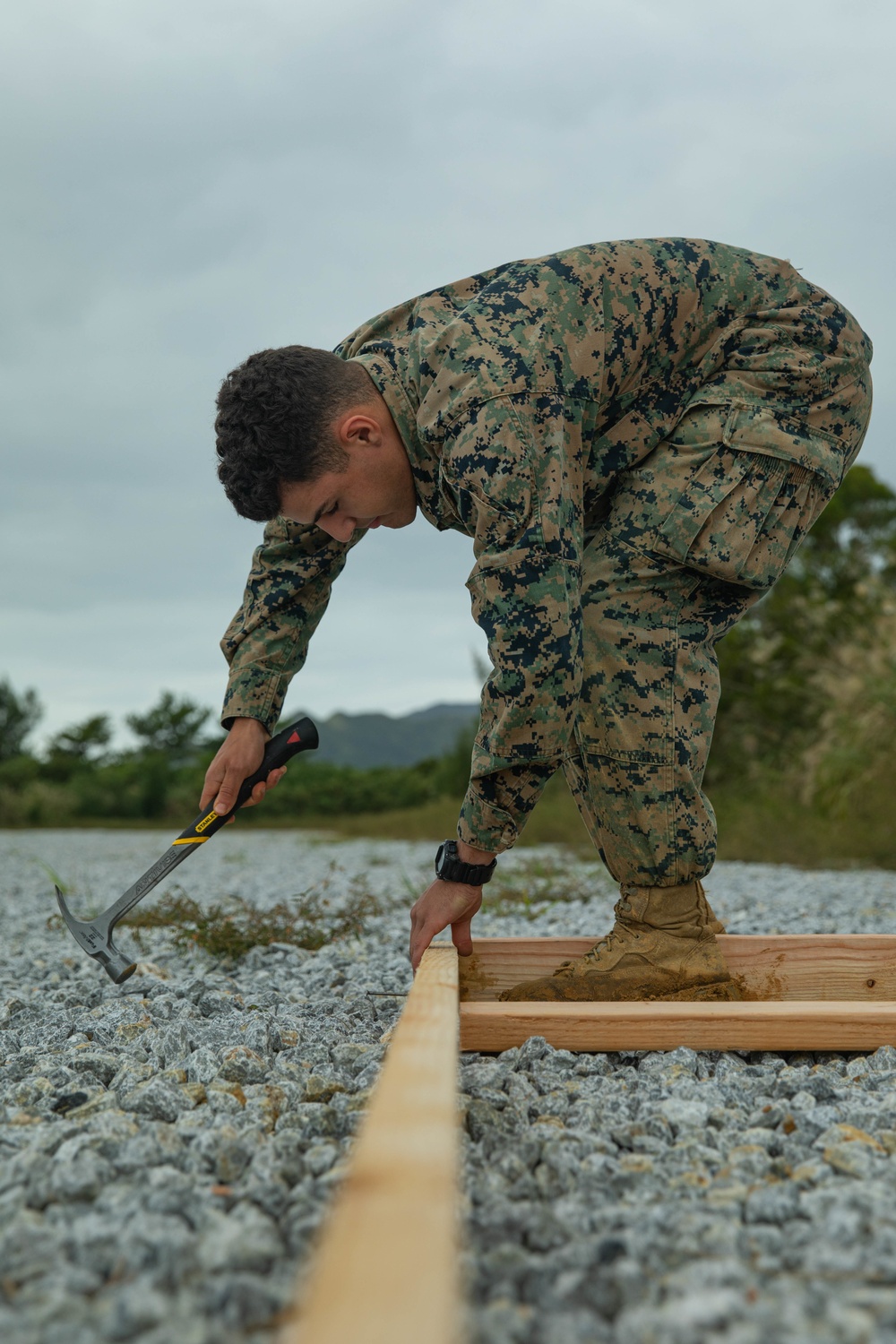 Marines with 9th ESB conduct entrenching exercise