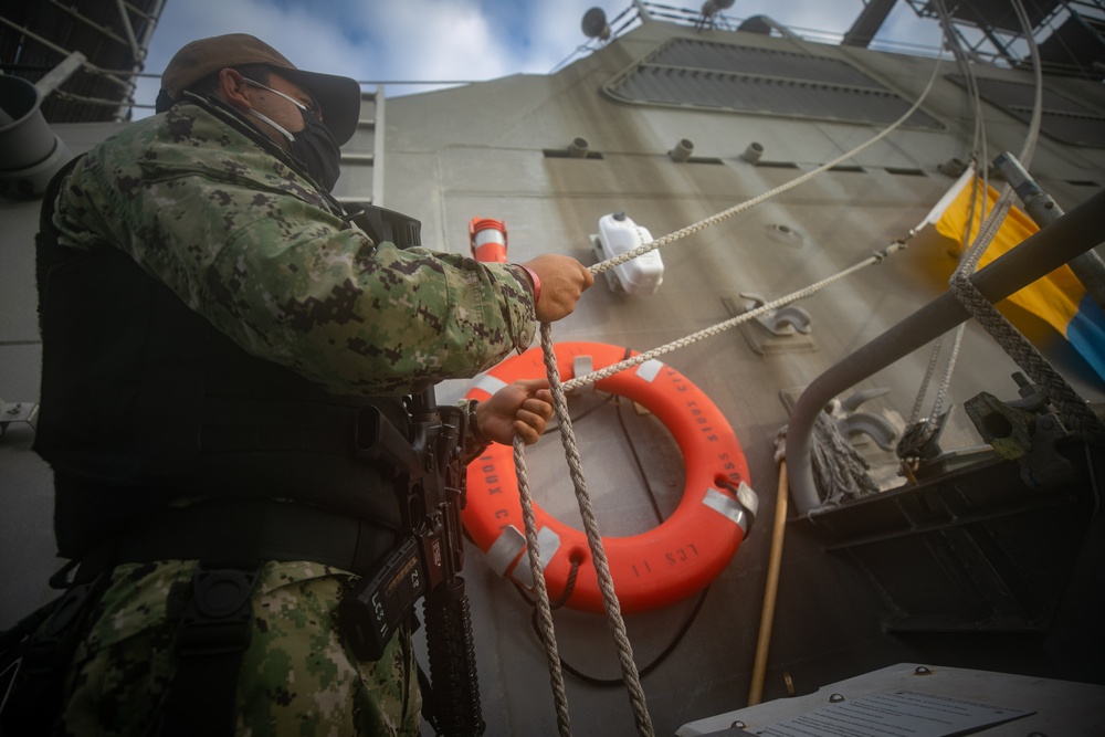 DVIDS - Images - USS Sioux City Sailor Hoists the “Kilo” Flag [Image 1 ...