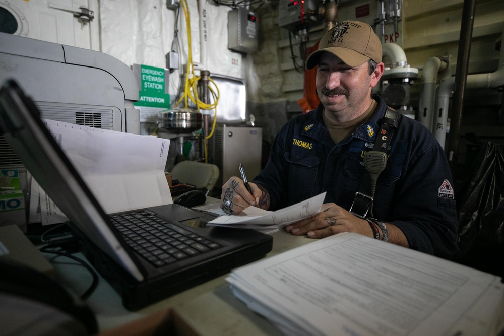 USS Sioux City Sailor Inputs Tag Outs into the Computer