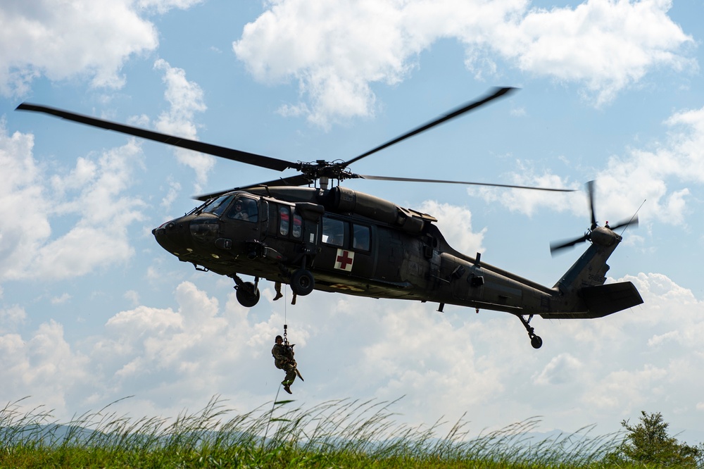 MWDs train on helicopter, medevac operations