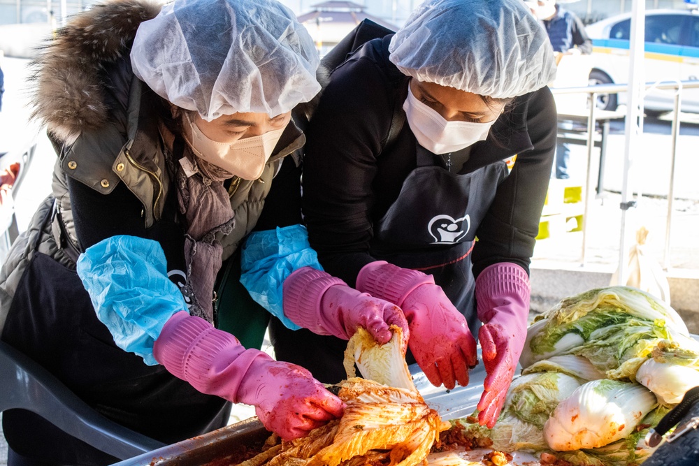 Humphreys families make friends through the love of kimchi