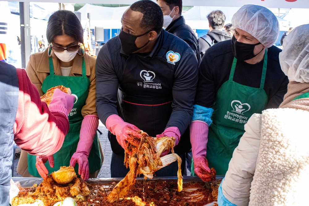 Humphreys families make friends through the love of kimchi