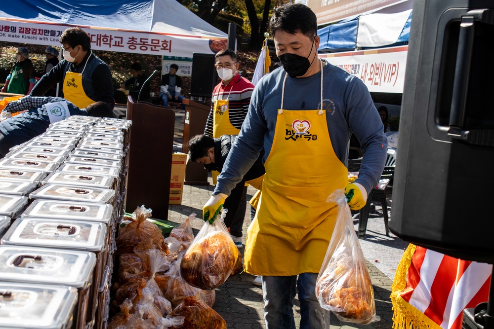 Humphreys families make friends through the love of kimchi